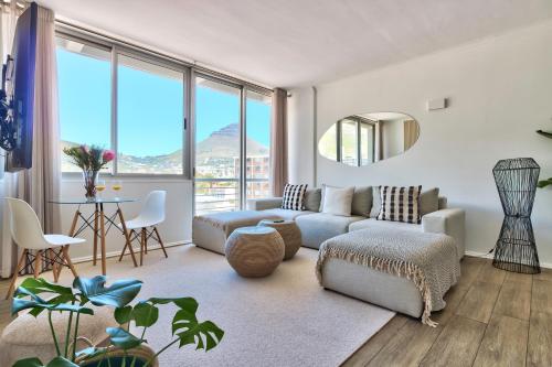 Spacious 2 Bedroom Apartment with Table Mountain View