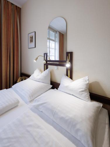 Double Room image 3