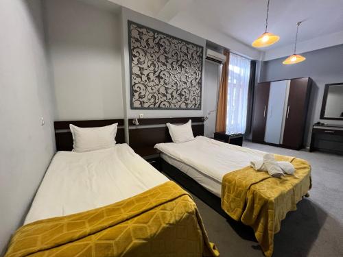 Central Hotel - image 2