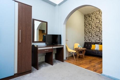 Central Hotel - image 14