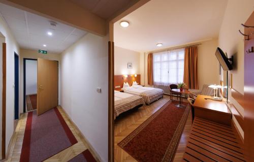 Family Room image 3