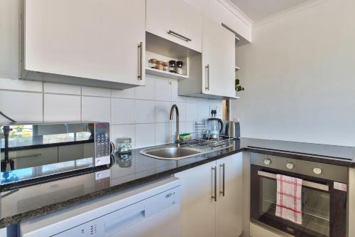 Spacious 2 Bedroom Apartment with Table Mountain View