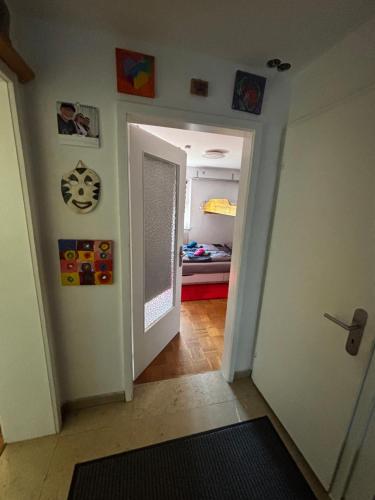 1 Privatzimmer möbliert gut ausgestattet und gute Anbindung Bus Bahn (1 Privatzimmer mobliert gut ausgestattet und gute Anbindung Bus Bahn) in Ottobrunn