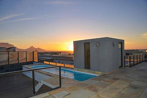 Sunset Mansion, Cape Town - Rooftop Pool Villa - Walk to Beach, Mountain Views!, Kapstadt (Foto 7)