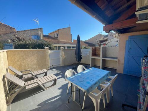 Jolie maison de vacances rénovée et climatisée, 5 couchages, 2 chambres et mezzanine, 100m de la plage, residence LE VILLAGE DE LA MER LRVM39 - Location, gîte - Portiragnes