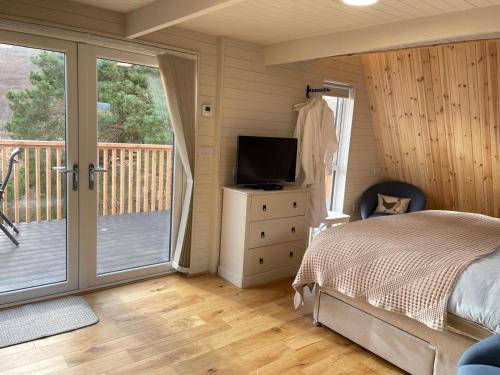 Little Getaway in the Highlands, private sauna and stargazing geodome in Gorstan