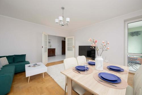 Spacious 4-Bedroom Apartment by Noclegi Renters, Warschau (Foto 4)