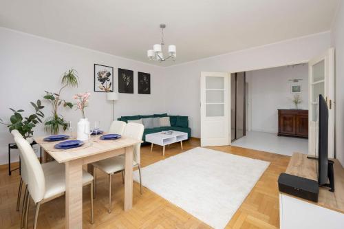 Spacious 4-Bedroom Apartment by Noclegi Renters, Warsaw