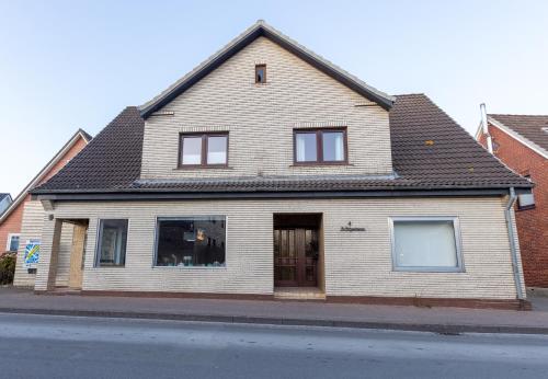 Hotelli välisilme, SHINYHOMEZ - Apartment für 10 - Küche - Dachterasse (SHINYHOMEZ - Familienfreundliche Ferienwohnung in Geestland am Wattenmeer mit Terrasse, Kuche und WL) in Wurster Nordseeküste (Lower Saxony)