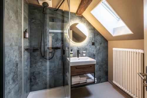 room detail thumbnail 2