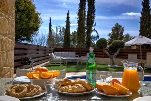 حديقة, Villa HG37 Kopiaste - Newly Refurbished Villa with Private Pool & Private Garden, Aphrodite Hills in كوكليا