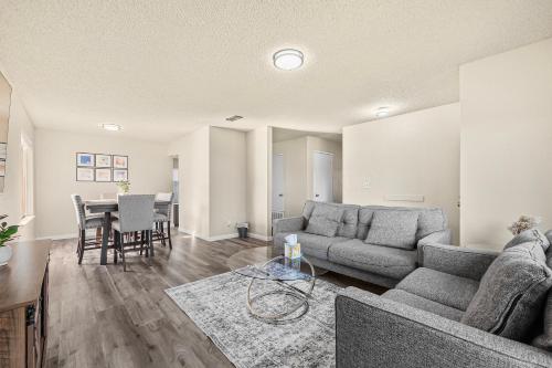 Peaceful and Quiet 4 Br house with Garage detail