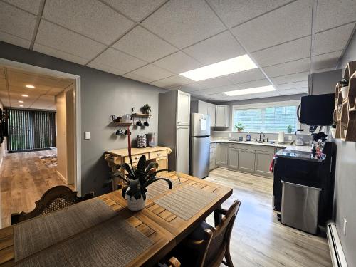 廚房, Stylish Guest Suite - Close to Orono and Bangor! in 米爾福德 (ME)