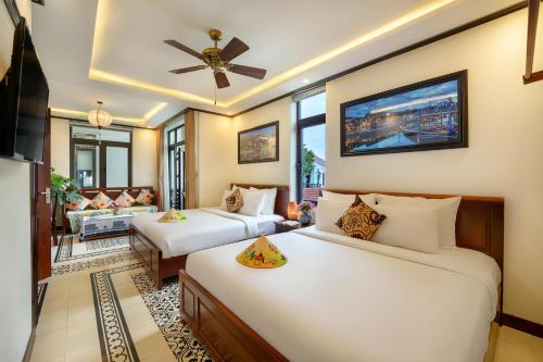 Family Room with Garden View image 5