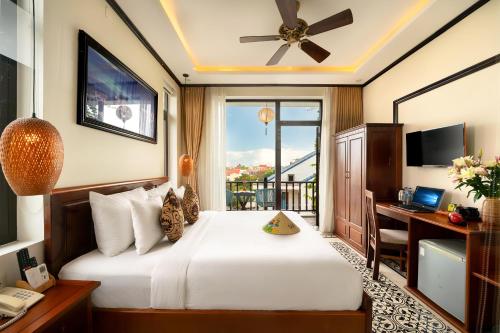 Deluxe Double Room with Balcony image 7