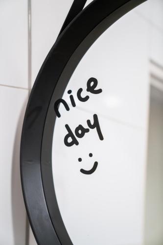 H4N - Central and Cozy - Modern with Parking