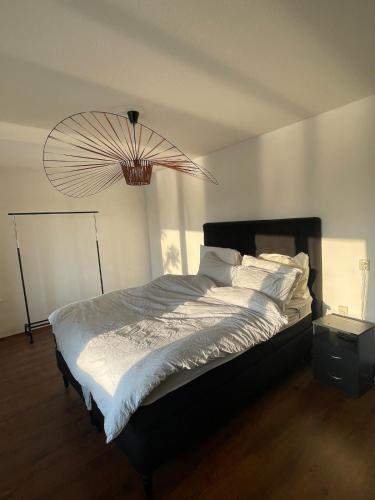 Large west Amsterdam Apartment with balcony, Амстердам (фото 7)