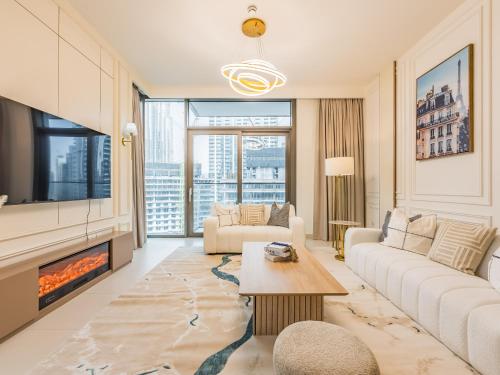 the 'Paris' Condo - Stylish 2Bd with Burj View, Дубай