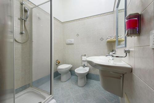 Standard Quadruple Room image 5