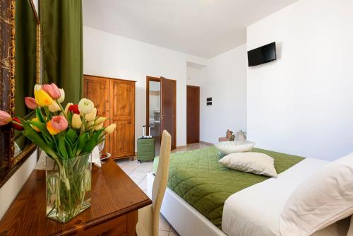 Double Room with Balcony image 7
