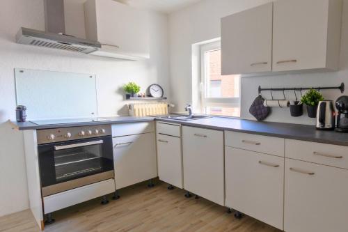 köök, SHINYHOMEZ - Apartment für 10 - Küche - Dachterasse (SHINYHOMEZ - Familienfreundliche Ferienwohnung in Geestland am Wattenmeer mit Terrasse, Kuche und WL) in Wurster Nordseeküste (Lower Saxony)