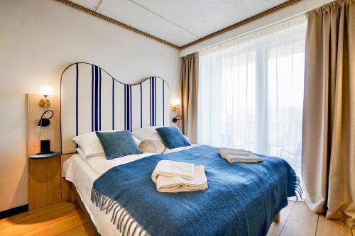 1 queen bed, 1 sofa bed