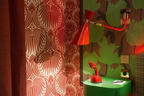 Idol Hotel - image 2