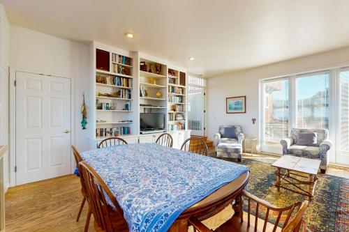 Gorgeous Waterfront home with easy Beach Access in Cleone (CA)