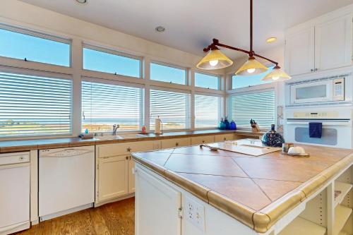 Gorgeous Waterfront home with easy Beach Access in Cleone (CA)
