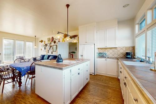 Gorgeous Waterfront home with easy Beach Access in Cleone (CA)