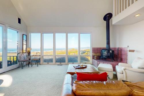 Gorgeous Waterfront home with easy Beach Access in Cleone (CA)