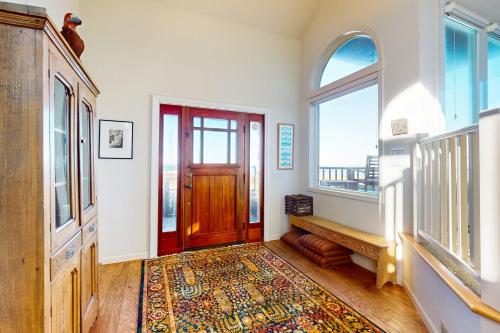Gorgeous Waterfront home with easy Beach Access in Cleone (CA)