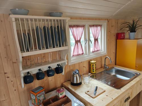 virtuve, Pipowagen 2 persoons Camping Lindershoeve Bergeijk in Bergeijk