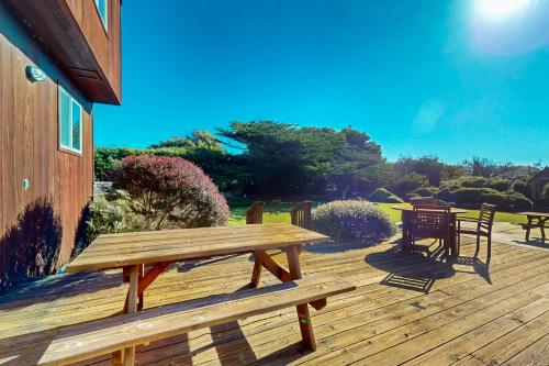 Gorgeous Waterfront home with easy Beach Access in Cleone (CA)