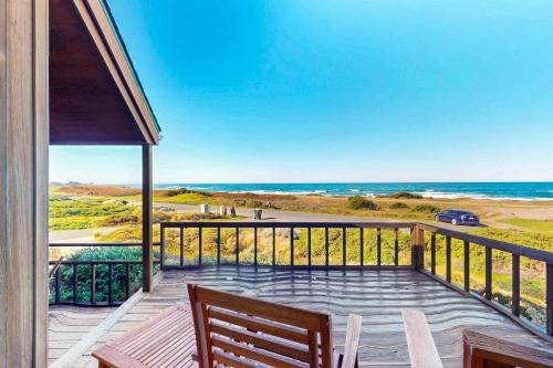 Gorgeous Waterfront home with easy Beach Access in Cleone (CA)