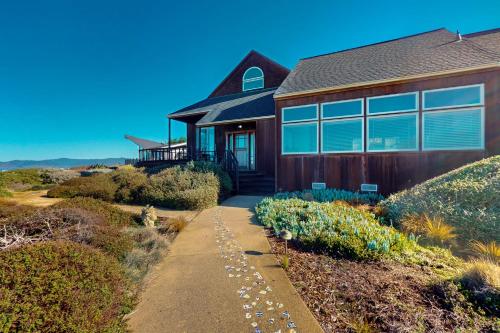 Gorgeous Waterfront home with easy Beach Access in Cleone (CA)