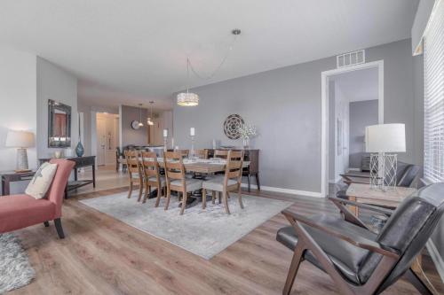 New! Luxurious Vista Cay Lakeview Fantasy Near all theme parks and walk to the Convention Center in Orlando, USA