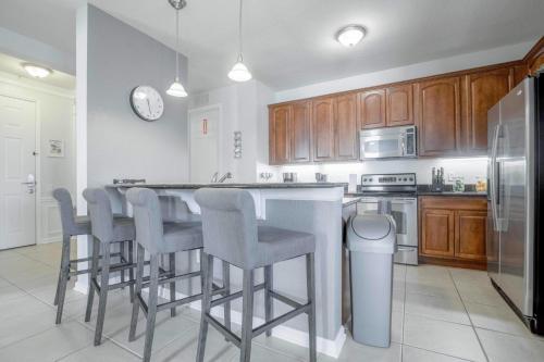New! Luxurious Vista Cay Lakeview Fantasy Near all theme parks and walk to the Convention Center in Orlando, USA