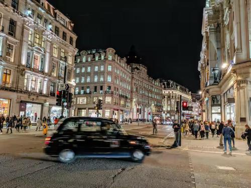 OFF Oxford Circus! Large Unique Artist's Family and Friends HOME, Londýn (fotografie 8)