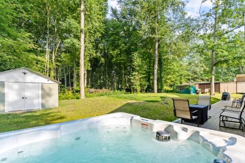 Kert, Lucky Duck Cottage-Cozy Cottage with Hot Tub and Lake Access in Lacota