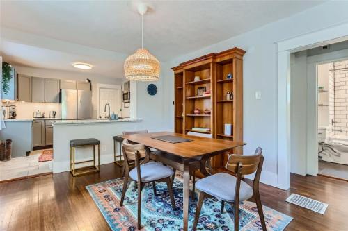 Létesítmények, At S. Broadway An Artsy Bungalow Close to DU And Cherry Hills in Englewood (CO)