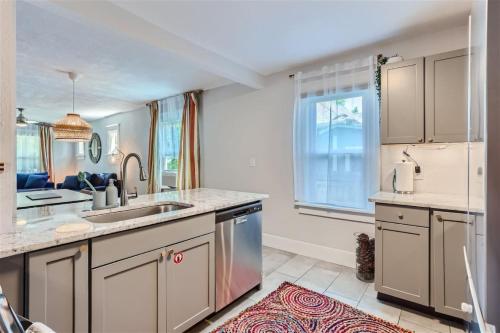 Konyha, At S. Broadway An Artsy Bungalow Close to DU And Cherry Hills in Englewood (CO)