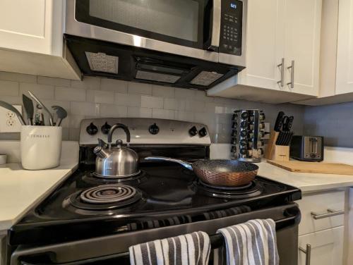 Kitchen, The Green Room 2 - 1BD 1BA near NASA JSC in Clear Lake