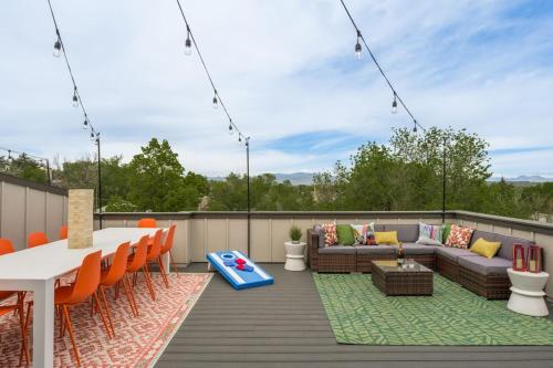 Accomodate 24 Guests with 2 Rooftops and 2 Hot Tubs and 2 Game Rooms – khách sạn tại Regis