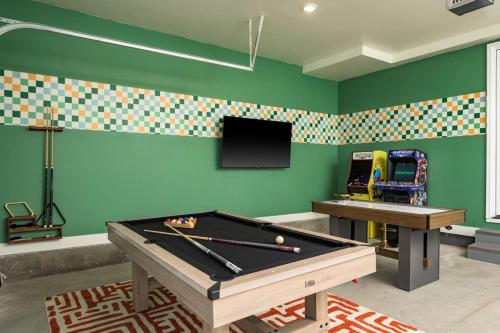 Hot Tub With Rooftop A Game Room And5 Bathrooms – khách sạn tại Regis