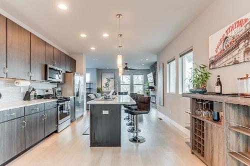 مطبخ, Modern And Spacious Townhouse Blocks from Downtown in Lincoln Park