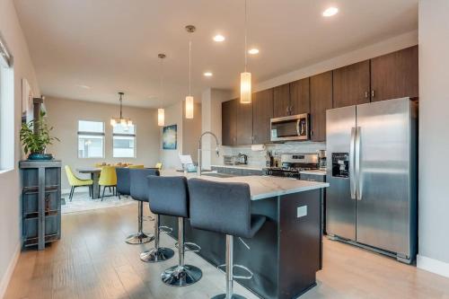 مطبخ, Modern And Spacious Townhouse Blocks from Downtown in Lincoln Park