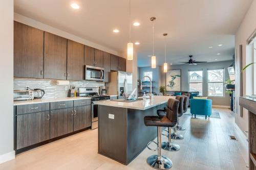 مطبخ, Modern And Spacious Townhouse Blocks from Downtown in Lincoln Park