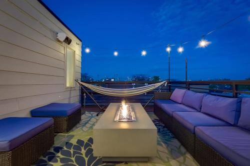 منظر, Modern And Spacious Townhouse Blocks from Downtown in Lincoln Park