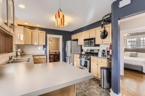 مطبخ, Highlands Bungalow With A Back Yard And A Fire Pit in West Highland